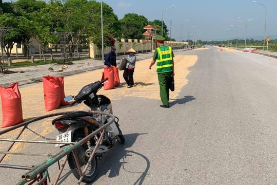 Cảnh báo nguy cơ mất an toàn giao thông từ việc phơi rơm rạ, nông sản trên đường 
