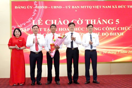 Lãnh đạo xã Đức Thọ tặng hoa chia tay đồng chí Nguyễn Kỳ Sơn chuyên viên Phòng Văn hóa – Xã hội, nghỉ công tác hương chế độ bảo hiểm.