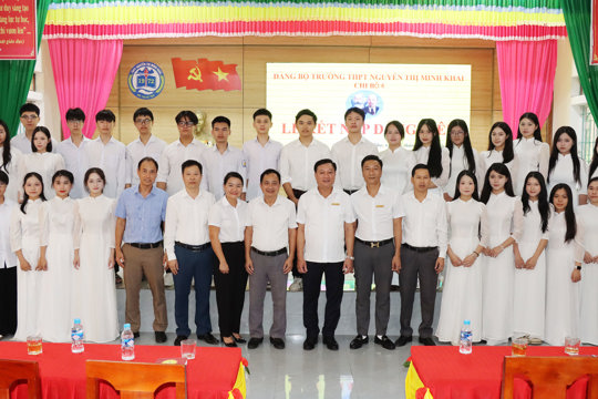 Đảng bộ Trường THPT Nguyễn Thị Minh Khai kết nạp 37 học sinh ưu tú vào Đảng.