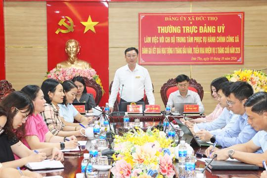 Thường trực Đảng ủy làm việc với Chi bộ Trung tâm Phục vụ hành chính công xã Đức Thọ. 