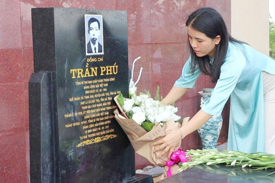 Trung tâm Chính trị xã Đức Thọ trang trọng tổ chức buổi sinh hoạt chuyên đề: "Đảng ta thật là vĩ đại".
