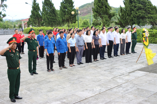 Tuổi trẻ xã Đức Thọ tổ chức chương trình “Hoa dâng mộ liệt sĩ” tri ân các Anh hùng liệt sĩ