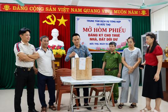 Trung tâm Dịch vụ tổng hợp xã Đức Thọ mở hòm phiếu đăng ký thuê nhà, đất dôi dư