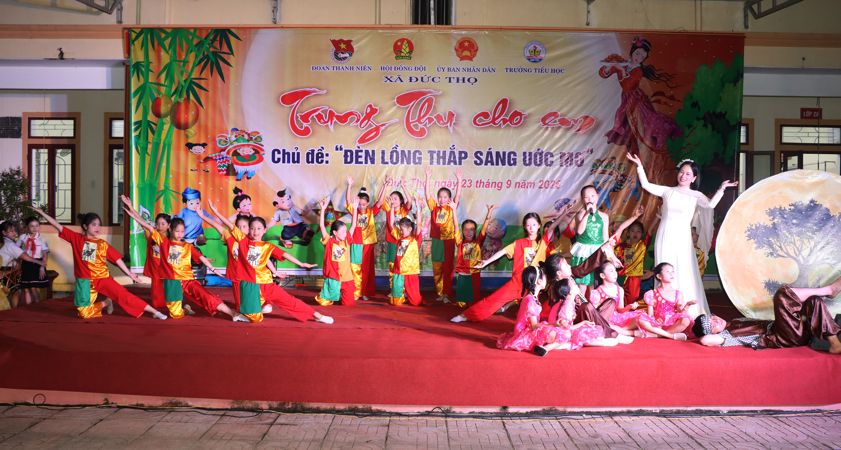 Đức Thọ trao quà cho học sinh có hoàn cảnh khó khăn trong đêm Trung thu điểm trị giá 67 triệu đồng.