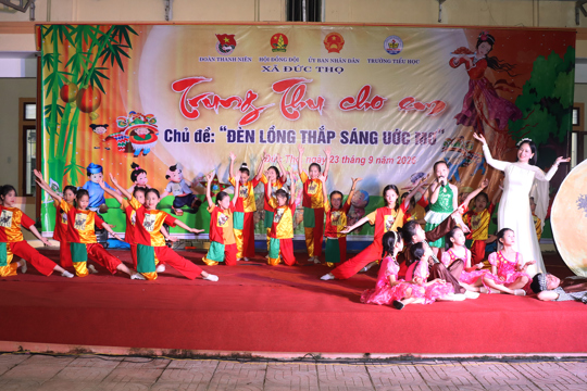 Đức Thọ trao quà cho học sinh có hoàn cảnh khó khăn trong đêm Trung thu điểm trị giá 67 triệu đồng. 