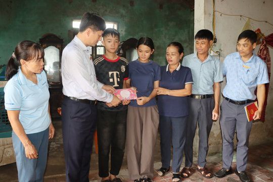 Chủ tịch UBND xã Đức Thọ thăm, tặng quà các cháu có hoàn cảnh đặc biệt khó khăn nhân Tết Trung thu 2026.