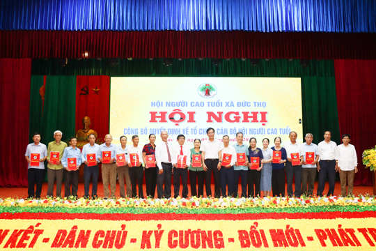 Hội người Cao tuổi xã Đức Thọ tổ chức hội nghị công bố các quyết định.