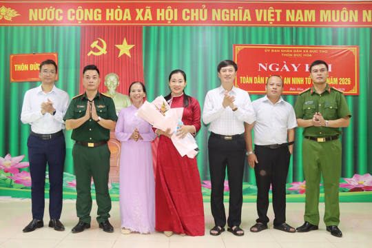 Đồng chí Bùi Ngọc Nhật – Chủ tịch UBND xã dự chúc mừng Ngày hội Toàn dân bảo vệ an ninh Tổ quốc tại thôn Đức Hòa, xã Đức Thọ(Hà Tĩnh)