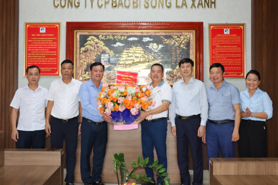 Đồng chí Trần Hoài Đức Tỉnh ủy viên, Bí thư Đảng ủy, Chủ tịch HĐND xã Đức Thọ tặng hoa chúc mừng nhân Ngày Doanh nhân Việt Nam 13/10.