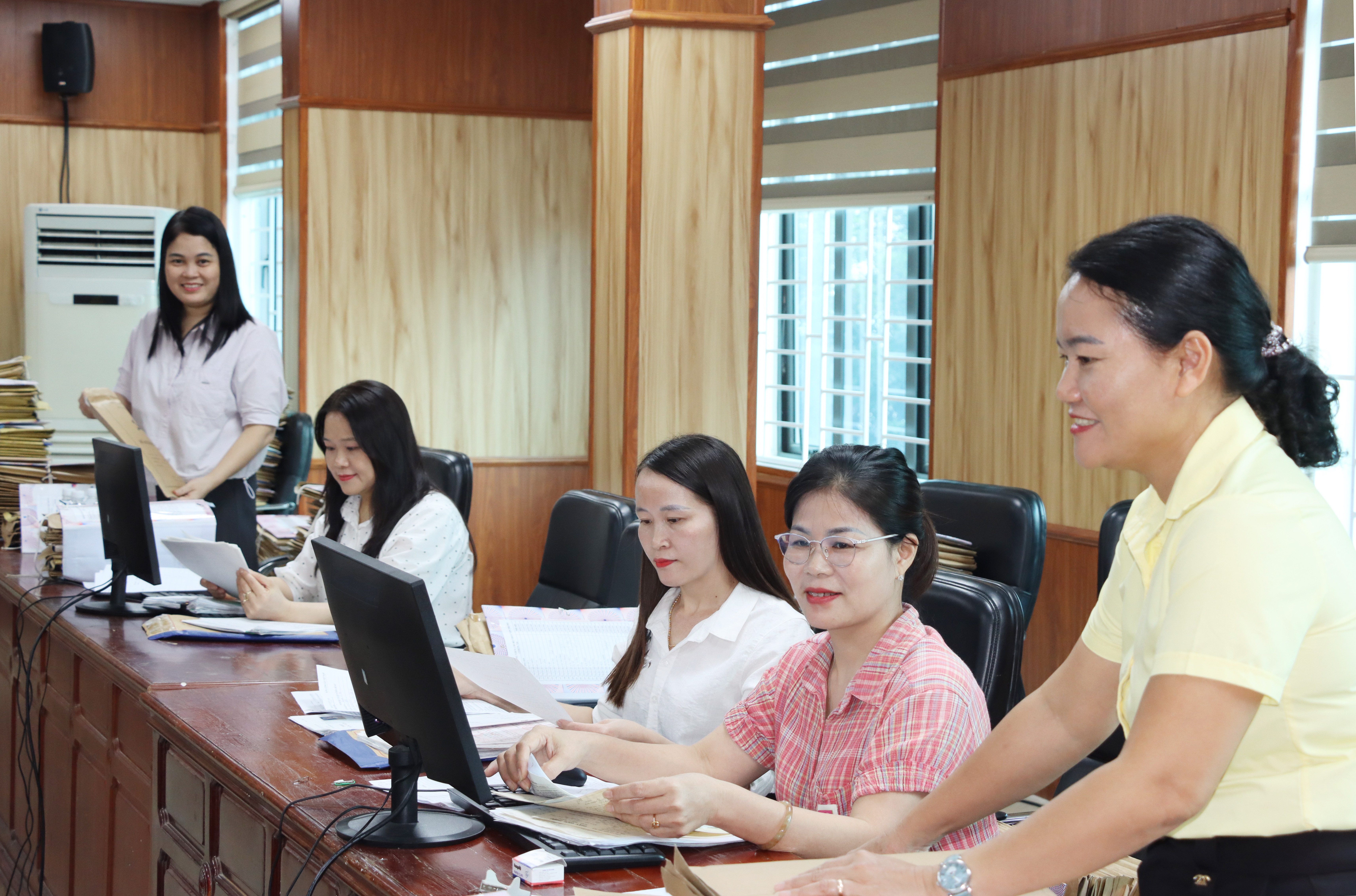 Đảng ủy xã Đức Thọ tập trung đẩy nhanh tiến độ số hóa hồ sơ đảng viên.
