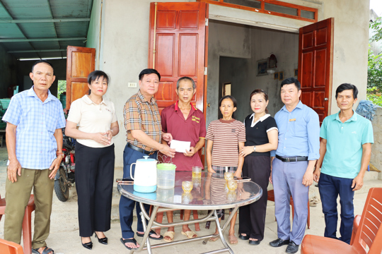 Xã Đức Thọ: Lãnh đạo thăm hỏi gia đình Anh Lê Xuân Mậu đang đối mặt với bạo bệnh. 