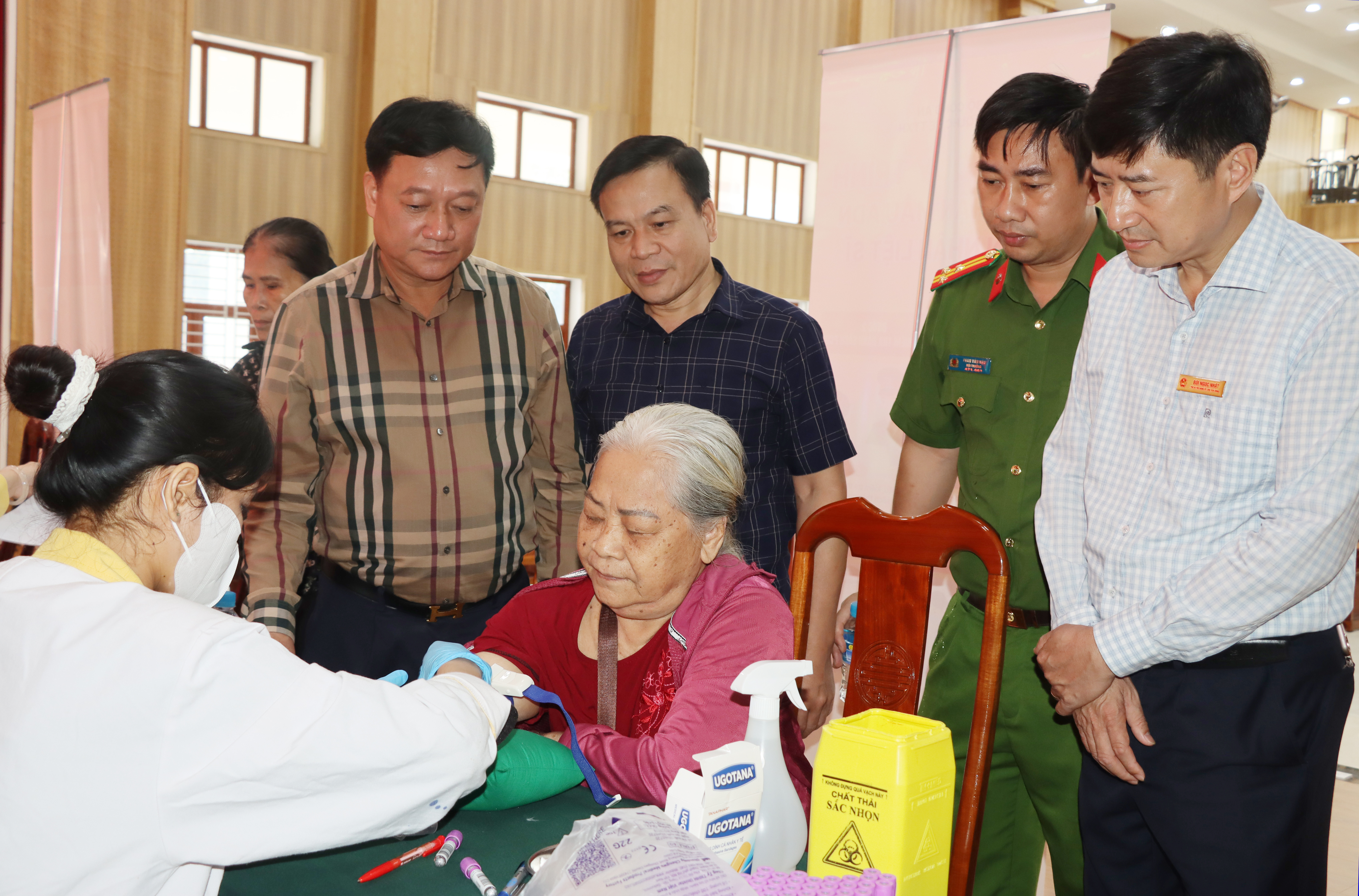 Lãnh đạo xã Đức Thọ thăm hỏi động viên thân nhân liệt sĩ triển khai thu nhận mẫu ADN đợt 2.