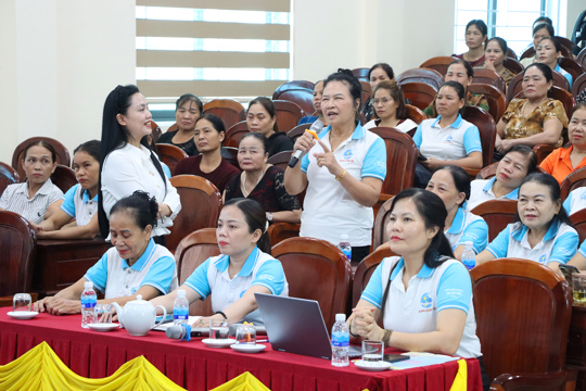 Phụ nữ Đức Thọ tập huấn xây dựng gia đình “5 không, 3 sạch, 3 an”, tuyên truyền chính sách BHXH, BHYT