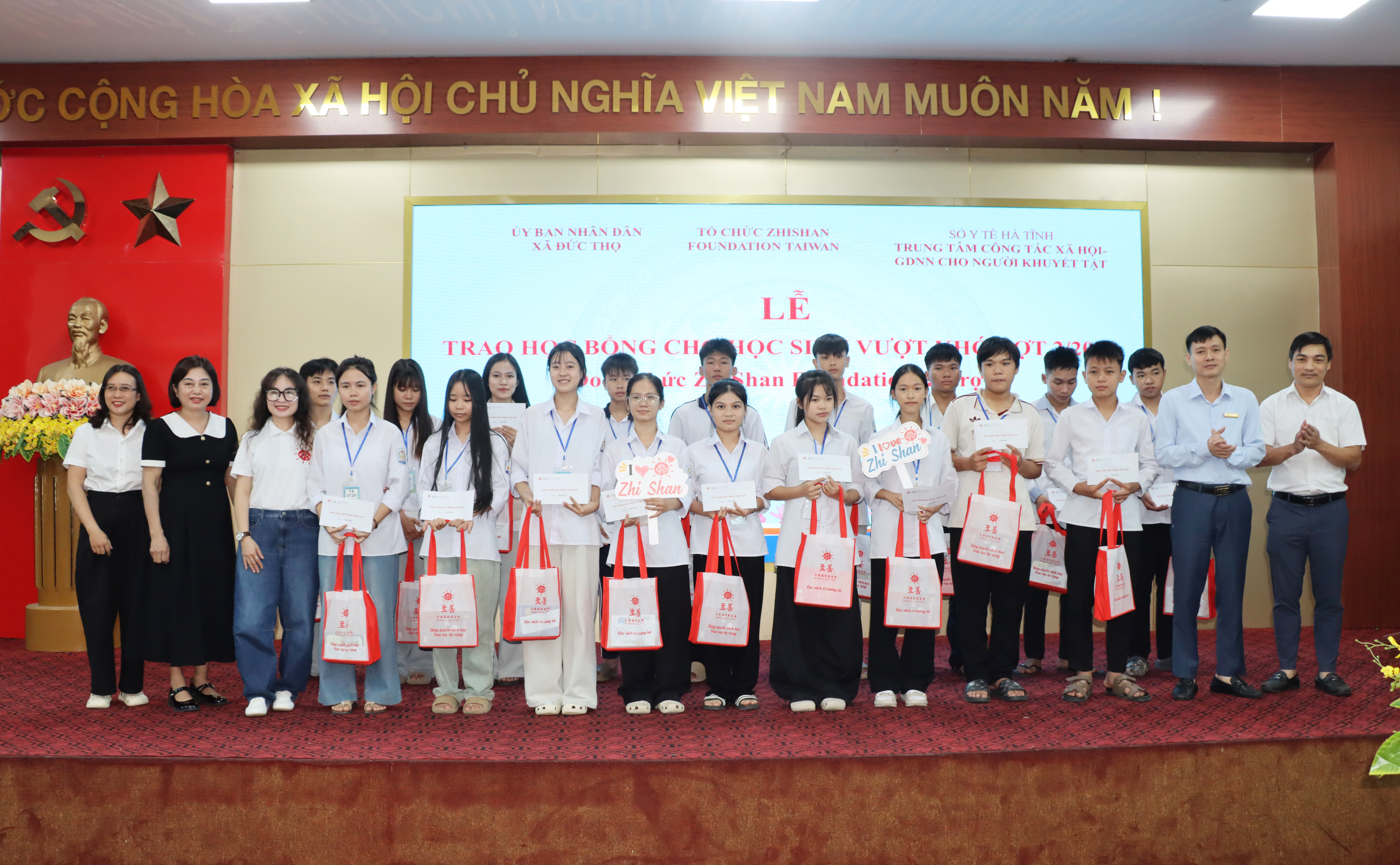 Xã Đức Thọ phối hợp trao học bổng Zhishan đợt 2 năm 2026 cho học sinh hoàn cảnh khó khăn có kết quả học tập tốt.