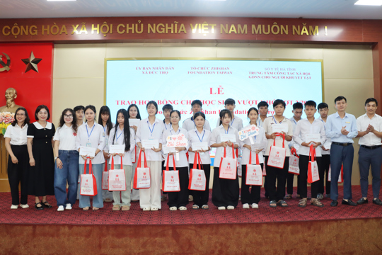  Xã Đức Thọ phối hợp trao học bổng Zhishan đợt 2 năm 2026 cho học sinh  hoàn cảnh khó khăn có kết quả học tập tốt.