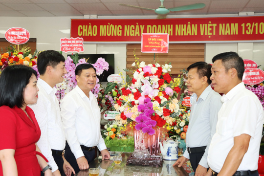 Lãnh đạo xã Đức Thọ tặng hoa chúc mừng các doanh nghiệp, doanh nhân nhân Ngày Doanh nhân Việt Nam 13/10
