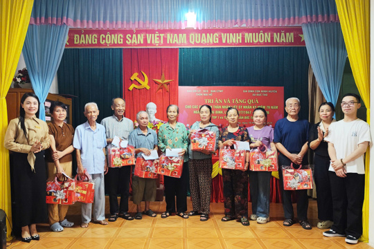 Thôn Mai Hồ (xã Đức Thọ) tổ chức trao 65 suất quà cho các hộ gia đình là thân nhân liệt sĩ .