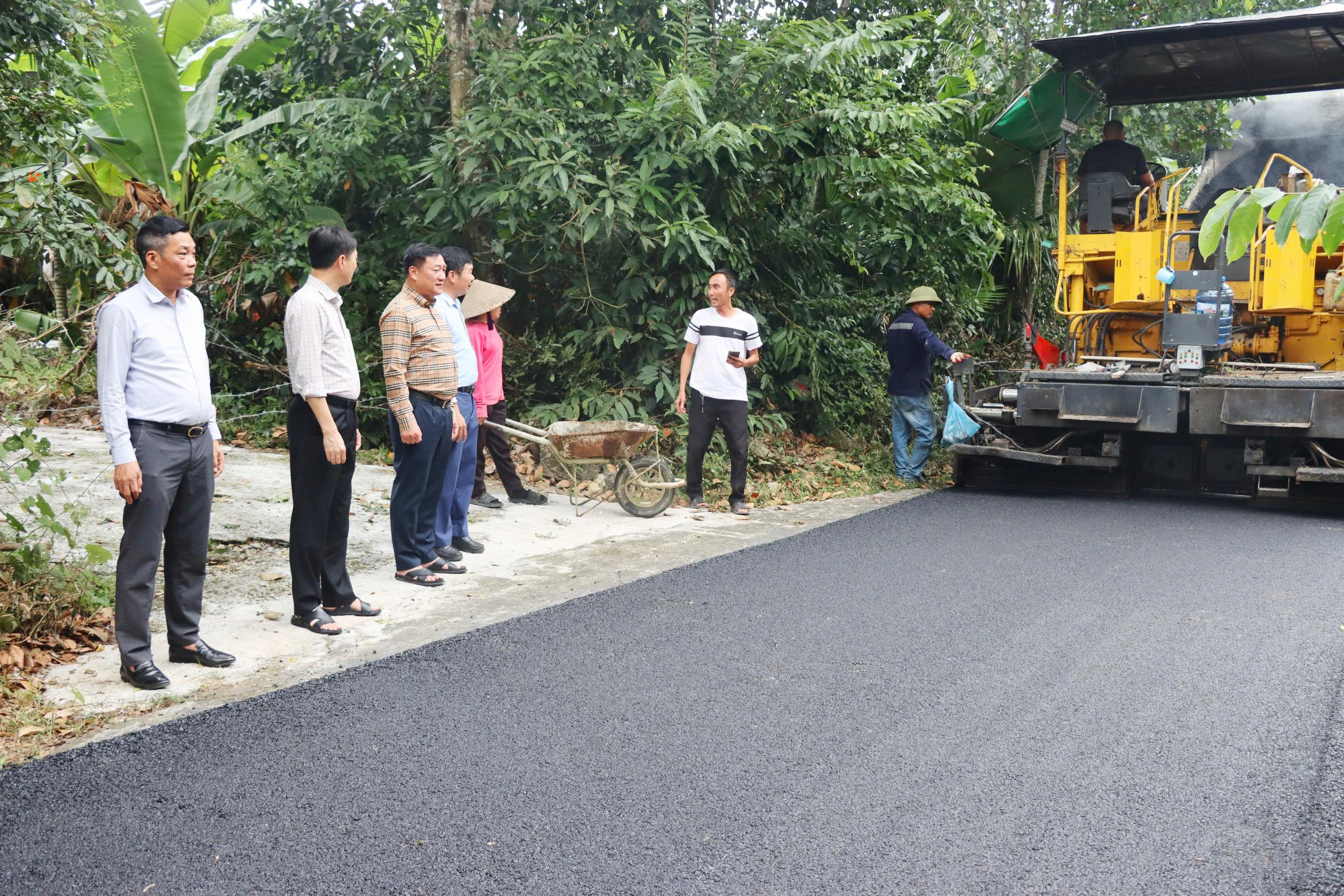 Đức Thọ: Thôn Hòa Lạc thảm nhựa gần 1.500m đường giao thông ngõ, xóm.