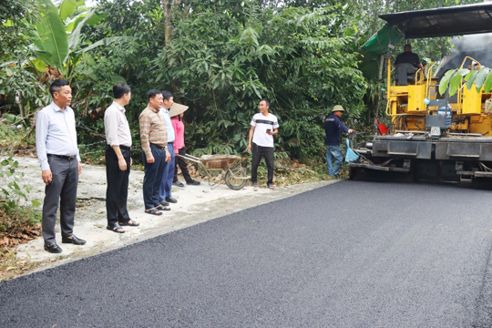 Đức Thọ: Thôn Hòa Lạc thảm nhựa gần 1.500m đường giao thông ngõ, xóm. 
