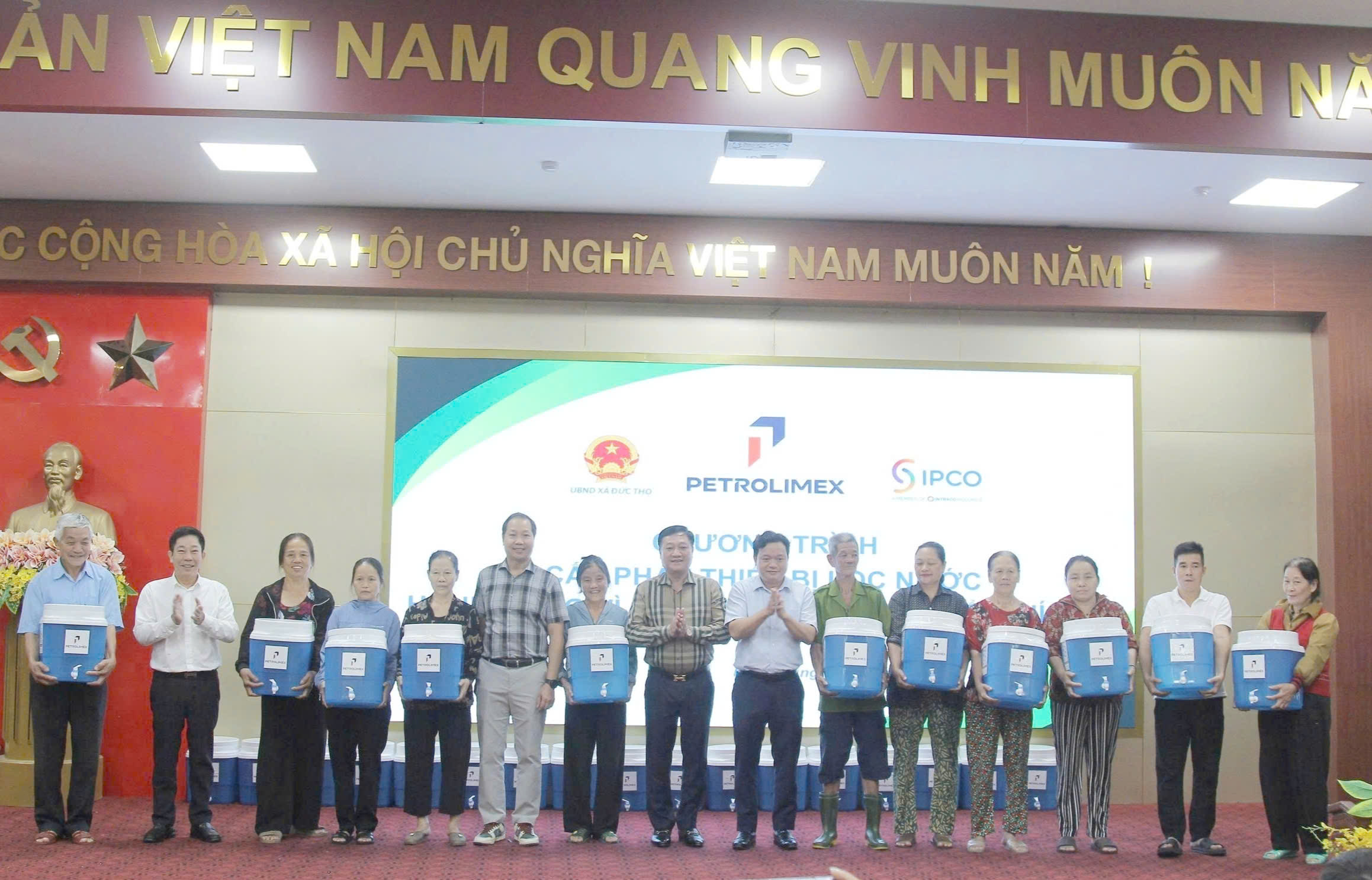 Đức Thọ nhận hỗ trợ 400 bình lọc nước