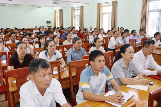 Bồi dưỡng nghiệp vụ công tác Đảng cho cấp ủy viên thôn xóm xã Đức Thịnh và Đức Minh sau sáp nhập. 