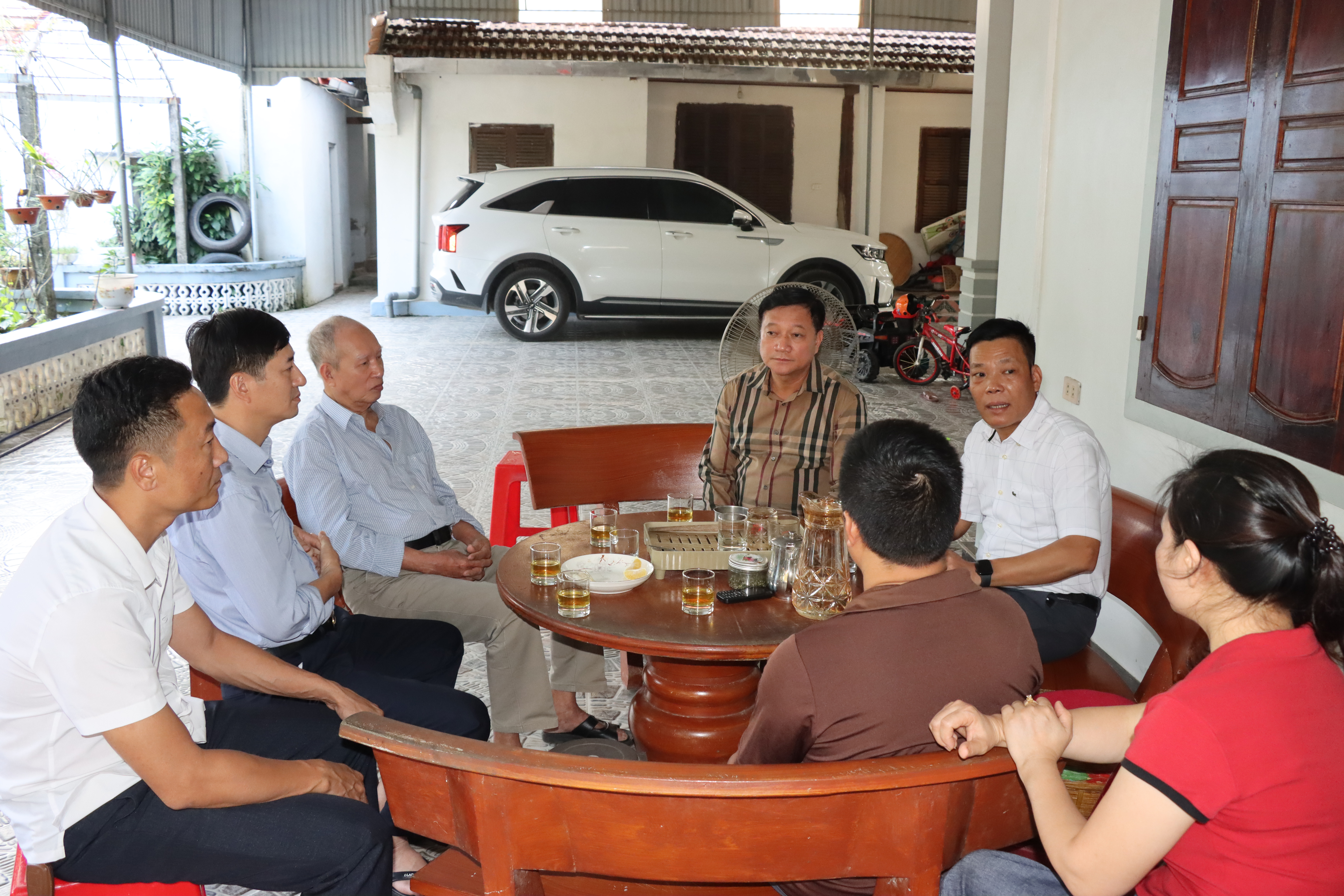 Lãnh đạo xã Đức Thọ thăm hỏi, động viên các hộ dân trong quá trình chỉnh trang khu vực trước Khu lưu niệm Tổng Bí thư Trần Phú.