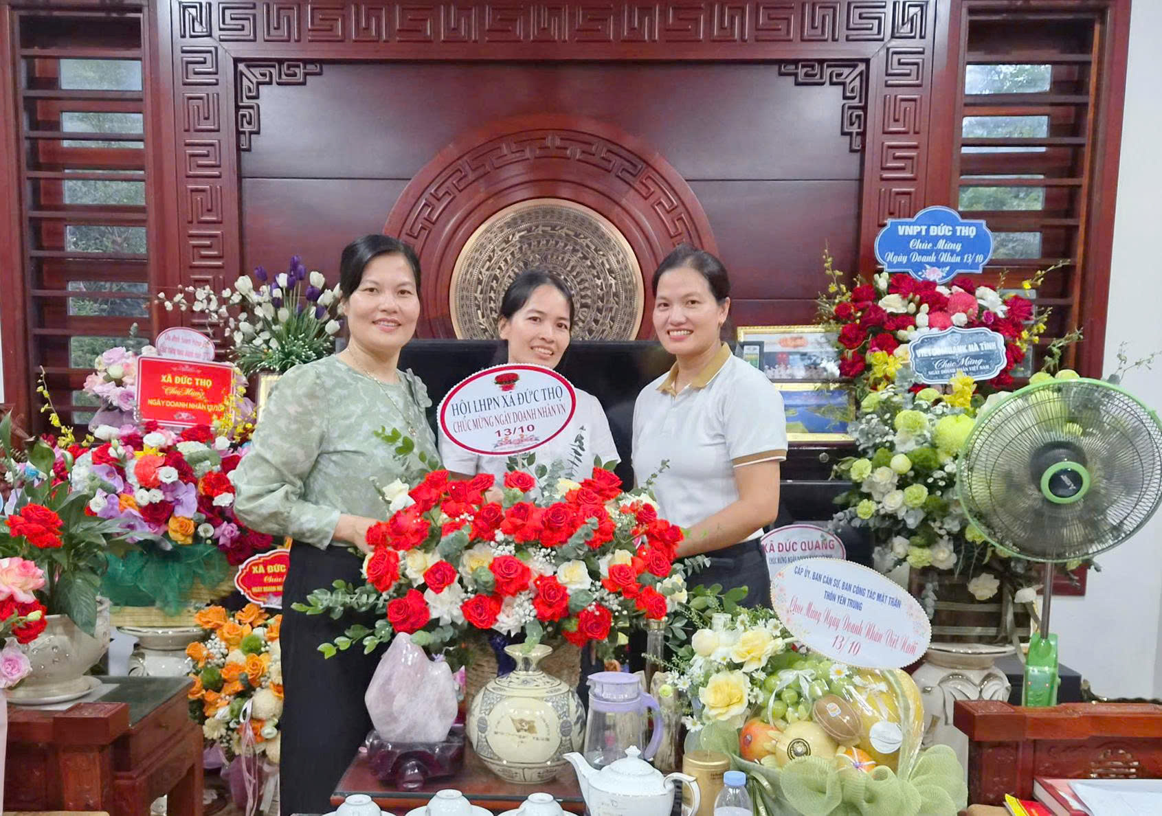 Hội LHPN xã Đức Thọ thăm, chúc mừng các doanh nghiệp nhân Ngày Doanh nhân Việt Nam 13/10