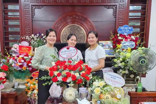 Hội LHPN xã Đức Thọ thăm, chúc mừng các doanh nghiệp nhân Ngày Doanh nhân Việt Nam 13/10