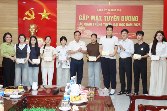 Xã Đức Thọ gặp mặt chúc mừng các tân sinh viên là con cán bộ, công chức năm 2026