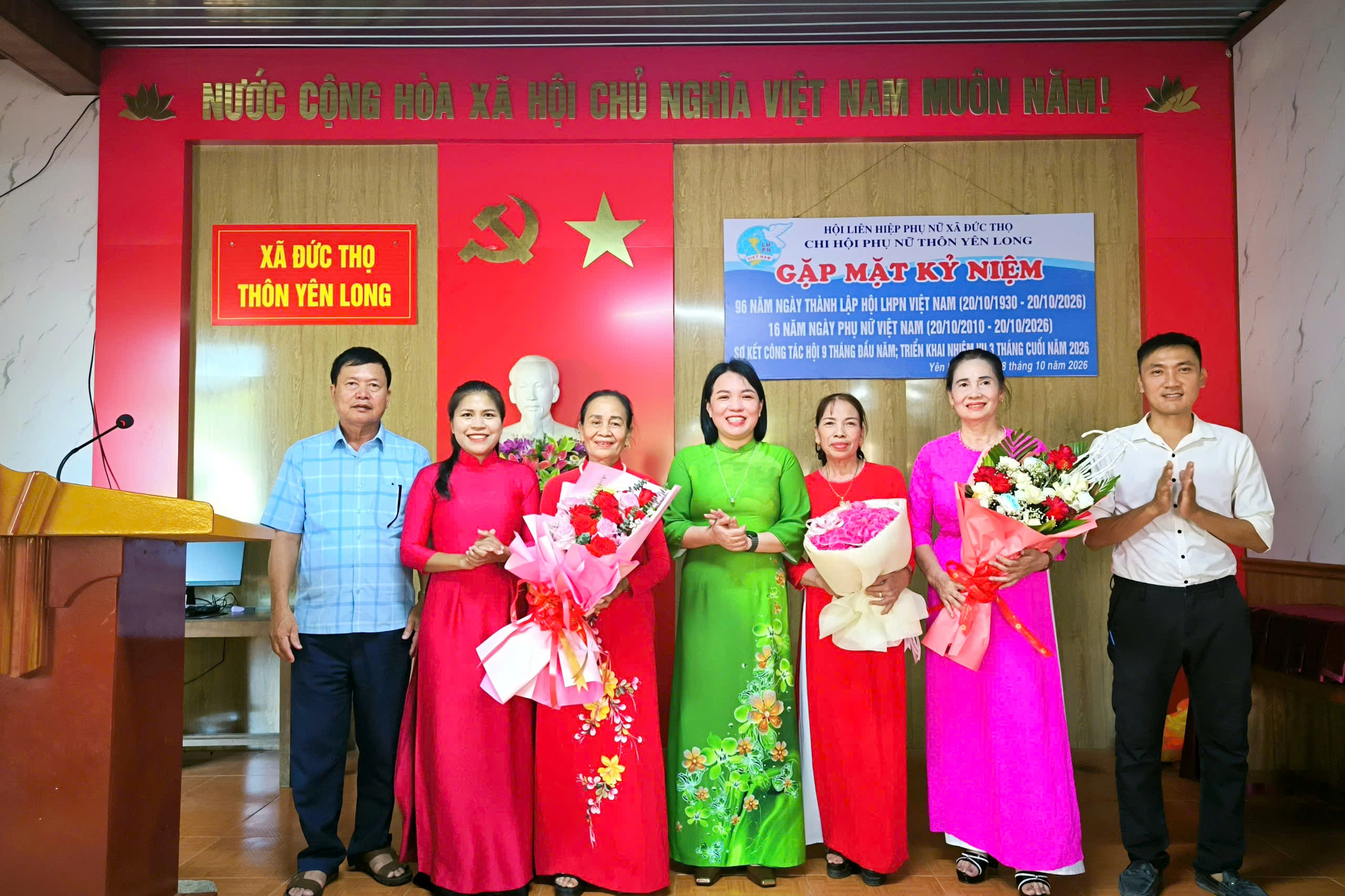 Phó Bí thư Thường trực Đảng ủy xã Đường Thị Phú chung vui Ngày Phụ nữ Việt Nam với chị em thôn Yên Long