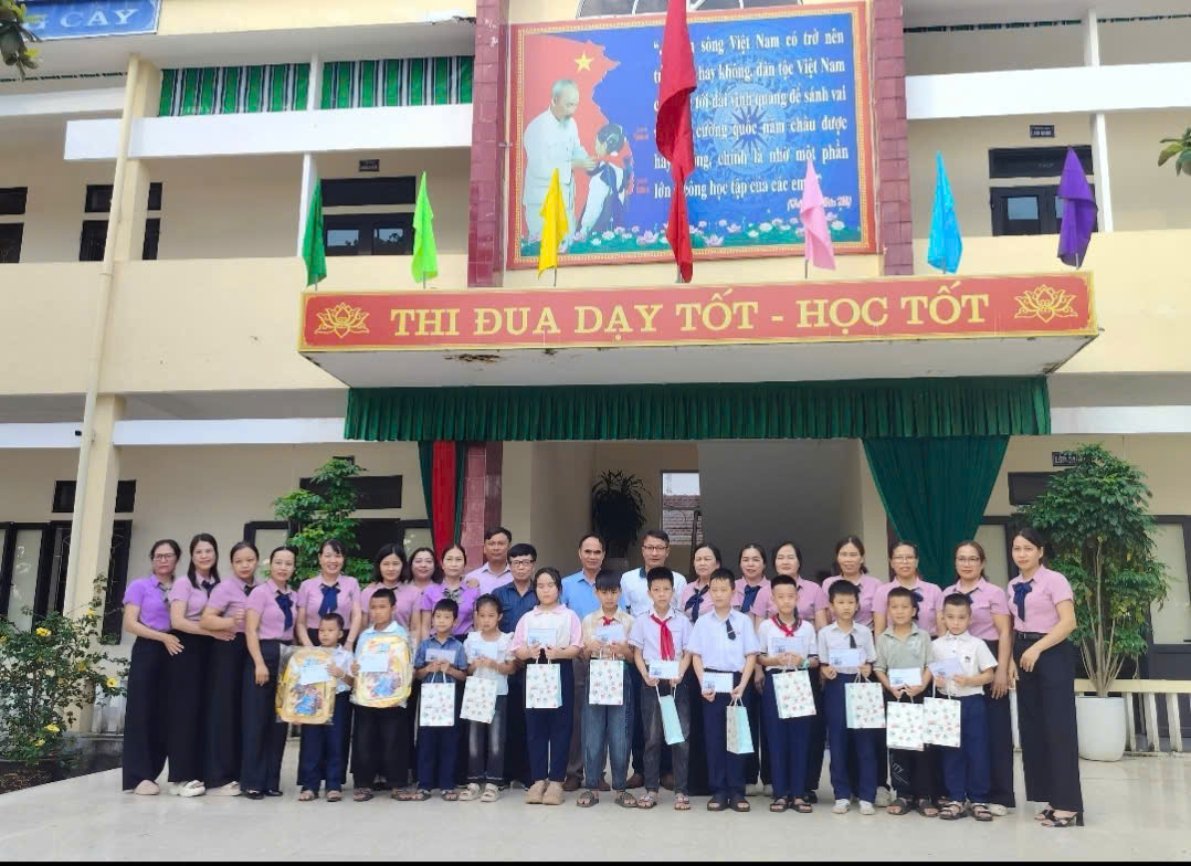 Thôn Tân Dân vận động 180 triệu đồng trao quà học sinh có hoàn cảnh khó khăn