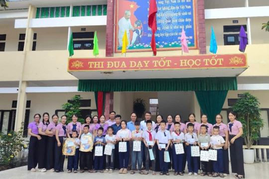 Thôn Tân Dân vận động 180 triệu đồng trao quà học sinh có hoàn cảnh khó khăn 