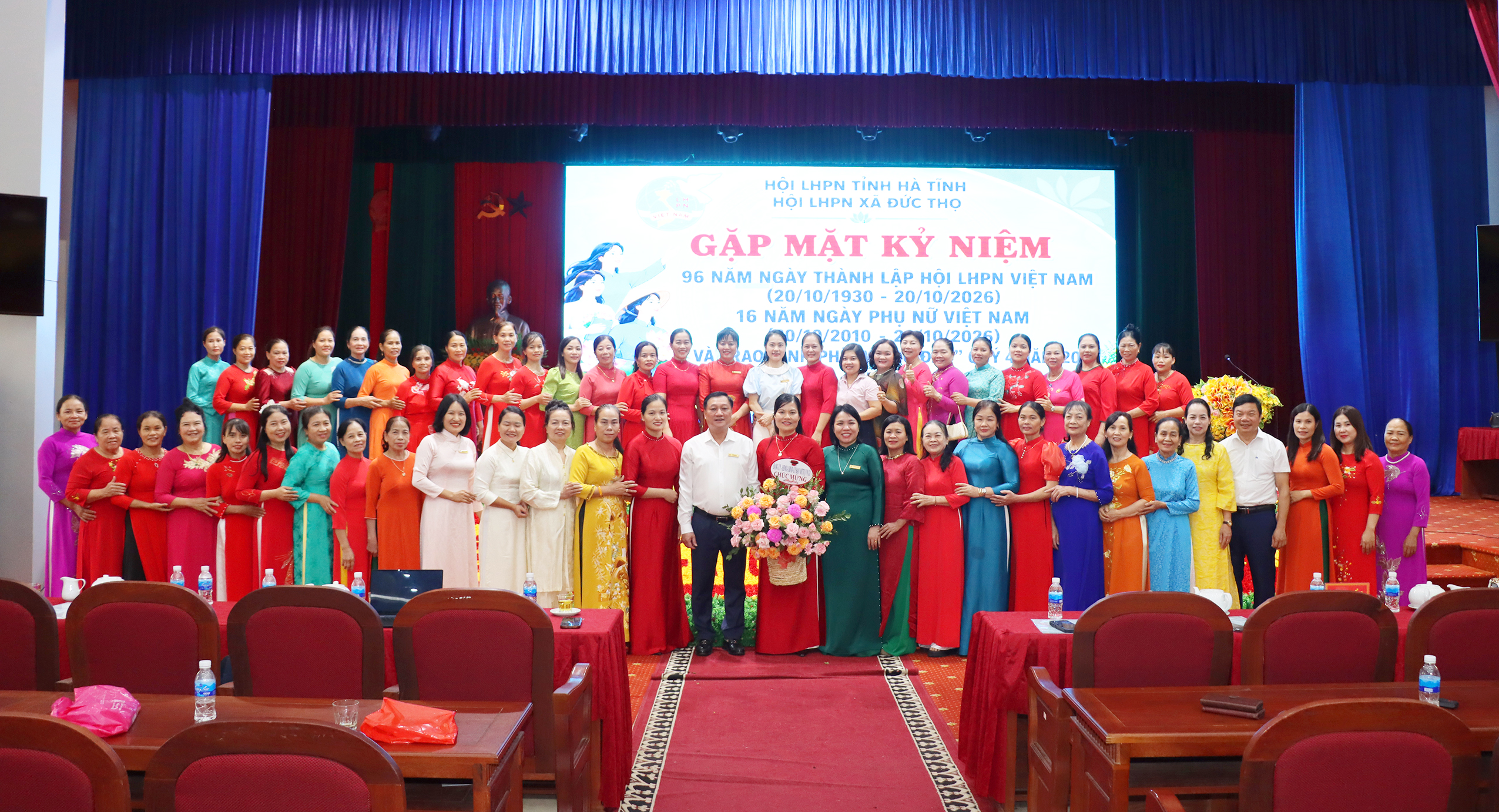 Hội LHPN xã Đức Thọ gặp mặt kỷ niệm 96 năm Ngày thành lập Hội và trao kinh phí “Mẹ đỡ đầu”