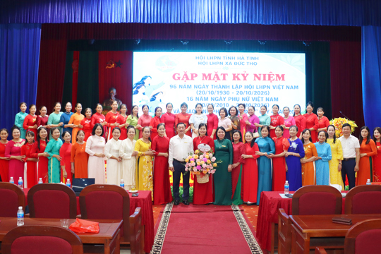 Hội LHPN xã Đức Thọ gặp mặt kỷ niệm 96 năm Ngày thành lập Hội và trao kinh phí “Mẹ đỡ đầu”