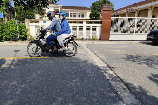 Cần khắc phục các rãnh cắt mặt đường, bảo đảm an toàn giao thông tại thôn Hòa Lạc xã Đức Thọ
