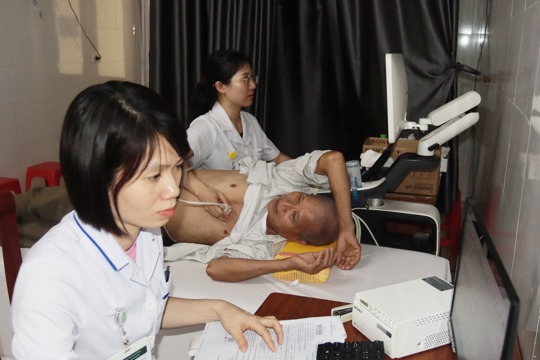 Khám bệnh, cấp thuốc và tặng quà cho 500 đối tượng chính sách ở xã Đức Thọ