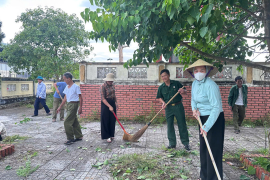 Chi hội Cựu chiến binh thôn Yên Liên ra mắt chi hội, phối hợp với Chi đoàn Thanh niên tổ chức vệ sinh môi trường trên các tuyến đường trong thôn.