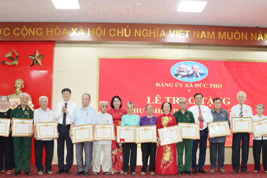Đảng ủy xã Đức Thọ 243 đảng viên từ 30 - 70 năm tuổi Đảng được trao tặng Huy hiệu Đảng dịp 2/9. 