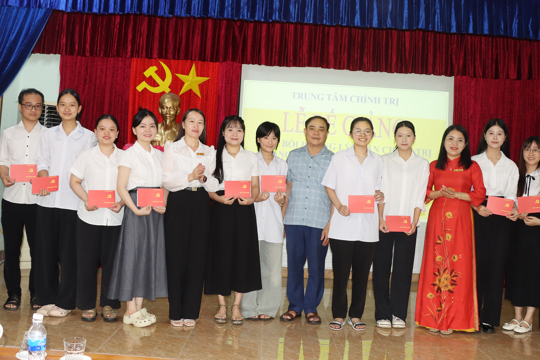 113 học viên đến từ 5 đảng bộ xã trong khu vực hoàn thành lớp Bồi dưỡng lý luận chính trị dành cho đảng viên mới, năm 2026. 