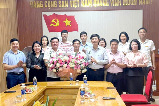Lãnh đạo xã Đức Thọ tặng hoa chúc mừng Phòng giao dịch Ngân hàng Chính sách xã hội và Hội Khuyến học