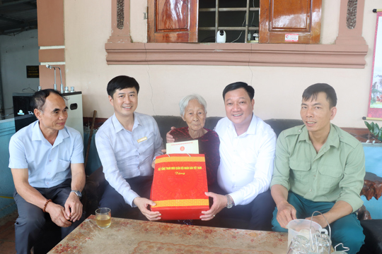 Lãnh đạo xã Đức Thọ thăm hỏi, tặng quà các gia đình chính sách nhân dịp kỷ niệm 79 năm Ngày Thương binh - Liệt sĩ 