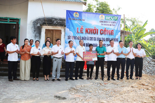 Xã Đức Thọ: Khởi công xây dựng nhà nhân ái. 