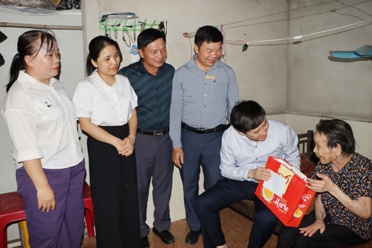 Lãnh đạo UBND xã thăm, tặng quà gia đình chính sách và dâng hương tri ân các Anh hùng Liệt sĩ.