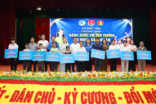 Đoàn xã Đức Thọ phối hợp với ca sĩ Phạm Thùy Dung trao quà hỗ trợ 160 em học sinh khó khăn và nhận đỡ đầu 10 em mồ côi.