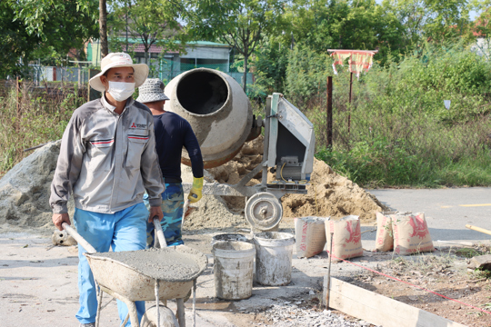 Đức Thọ: Thôn Đức Phong chỉnh trang, mở rộng tuyến đường giao thông nông thôn