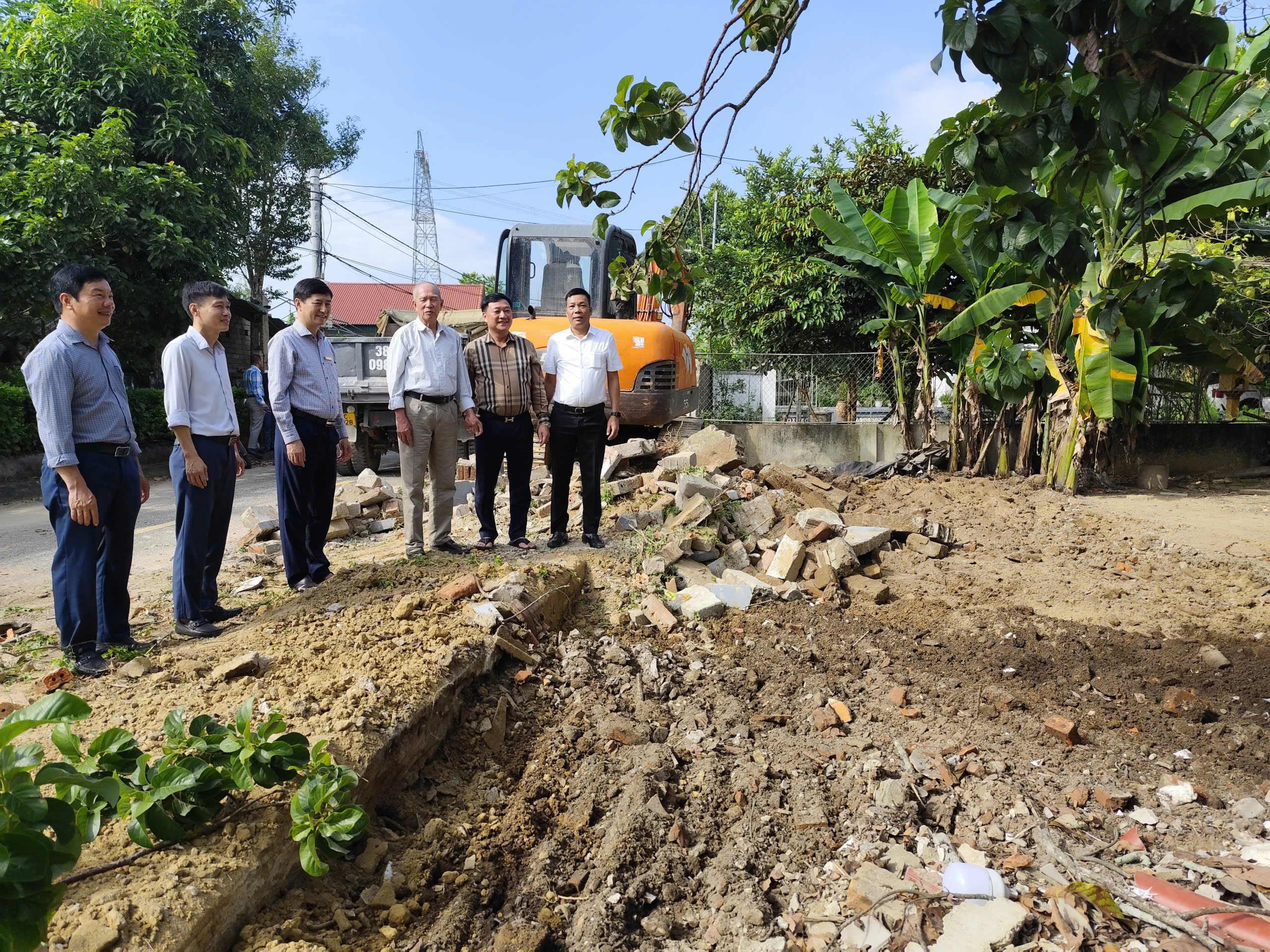Lãnh đạo xã Đức Thọ thăm hỏi, động viên nhân dân đồng hành chỉnh trang khuôn viên trước Khu lưu niệm Tổng Bí thư Trần Phú.