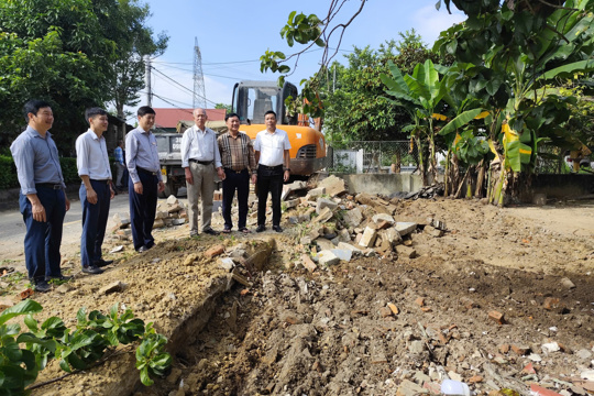 Lãnh đạo xã Đức Thọ thăm hỏi, động viên nhân dân đồng hành chỉnh trang khuôn viên trước Khu lưu niệm Tổng Bí thư Trần Phú.