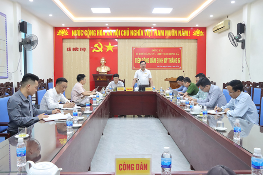 Bí thư Đảng ủy, Chủ tịch HĐND xã Trần Hoài Đức tiếp công dân định kỳ. 