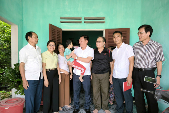 Bí thư Đảng ủy xã Đức Thọ thăm, tặng quà trẻ em có hoàn cảnh đặc biệt 