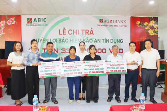 Agribank Chi nhánh Đức Thọ (Hà Tĩnh) phối hợp chi trả quyền lợi Bảo an tín dụng cho khách hàng.